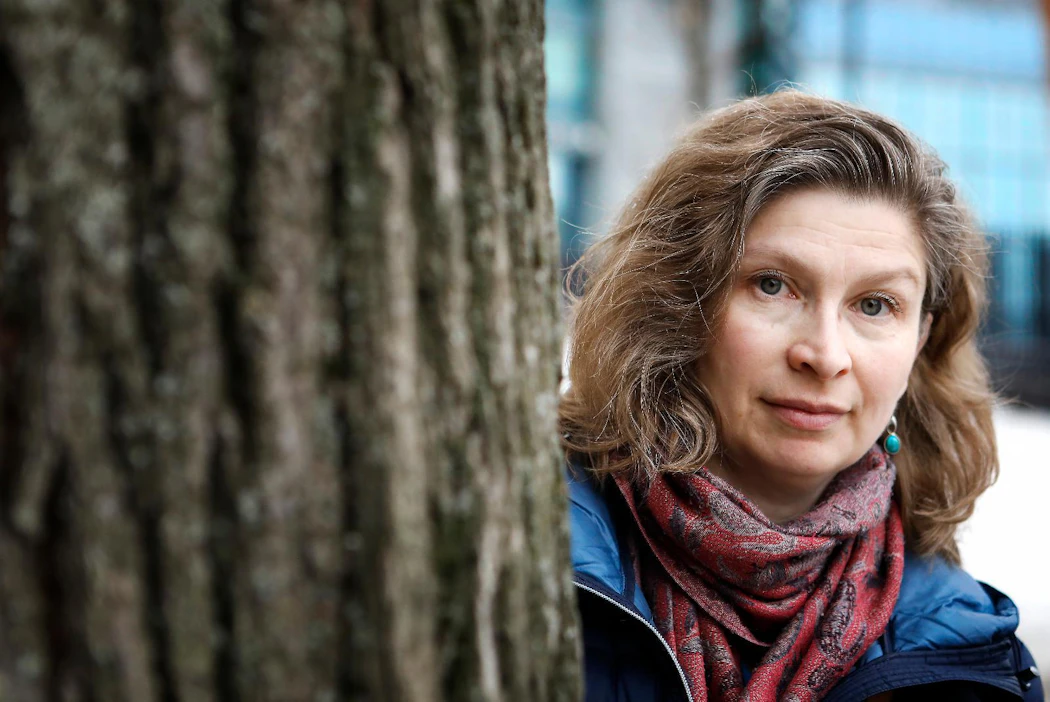 Teija Alanko ajattelee hyötykasveja laveasti. "Monet niistä ovat monikäyttöisiä ravinto-, väri-, lääke- ja maustekasveja."