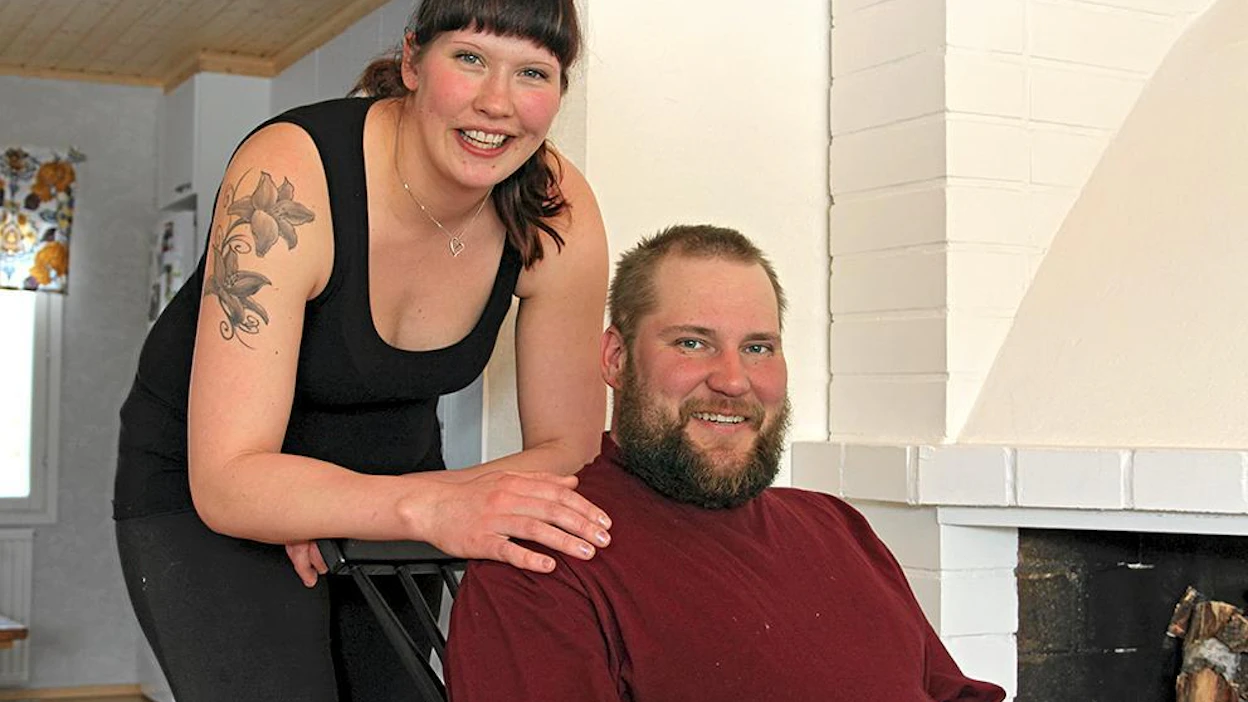 Tiina ja Antti Moisio eivät pelkää työtä, mutta ovat varovaisia velan suhteen. "Olemme miettineet jopa uutta pihattoa, mutta laajentaminen kohtuullisella budjetilla on kuitenkin aika hankalaa."