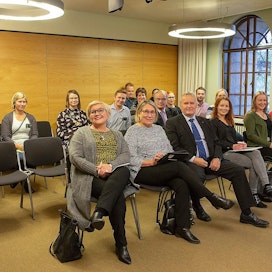 Kunta- ja uudistusministeri Anu Vehviläinen (edessä vasemmalla) on iloinen Pohjois-Karjalan kummi­tilatoimintaan.