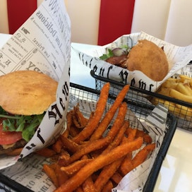 Burgerin kylkeen voi ranskan­perunoiden sijasta valita bataattiranskikset tai kurkku- ja porkkanatikut.