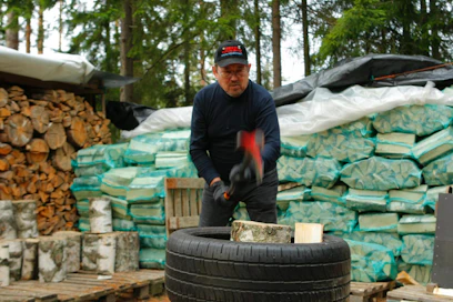 Heikki Kärnä on kehittänyt vipuvoimaan perustuvan kirveen. Kehitys lähti käyntiin kaksikymmentä vuotta sitten, kun Kärnä raivasi puita tontillaan Sipoossa rakentaakseen talon.