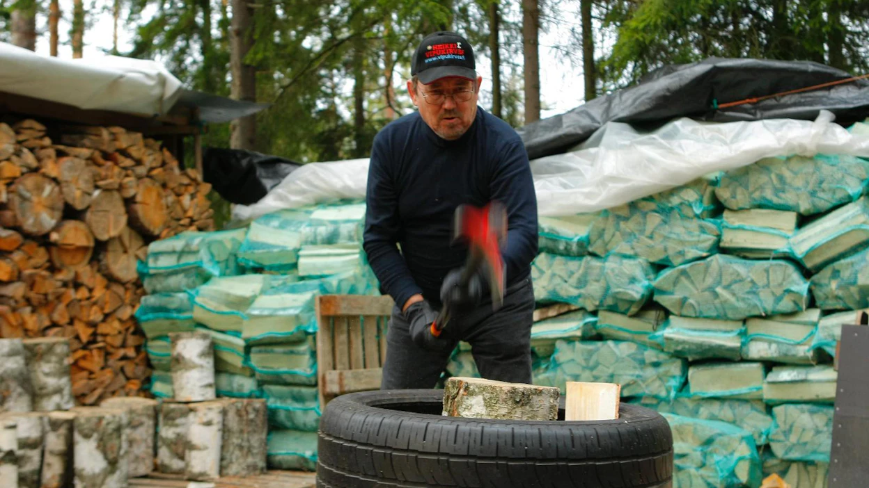 Heikki Kärnä on kehittänyt vipuvoimaan perustuvan kirveen. Kehitys lähti käyntiin kaksikymmentä vuotta sitten, kun Kärnä raivasi puita tontillaan Sipoossa rakentaakseen talon.