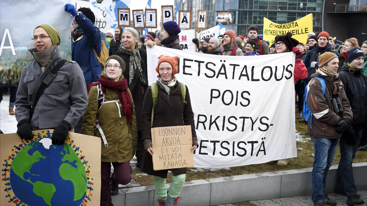 Metsähallituslain uudistamista vastustettiin mielenosoituksella Helsingissä keskiviikkona.