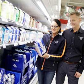 K-ryhmä lanseerasi syyskuun alussa Tuottajalle kiitos -kampanjan, jonka piiriin lukeutuvista tuotteista maksetaan tavanomaista parempi tuottajahinta. K-kauppiaat Heidi Varrio-Koskiranta ja Sami Koskiranta tutkivat kampanjaan sisältyvää maitotölkkiä Viitasaarella keskiviikkona.