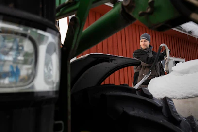 Maanviljelijä Juha Muuronen Haminasta tankkasi keskiviikkona traktoriin kevyttä polttoöljyä, jota hän tilasi lisää Venäjän tunnustettua Donbassin valtiot viime viikolla.