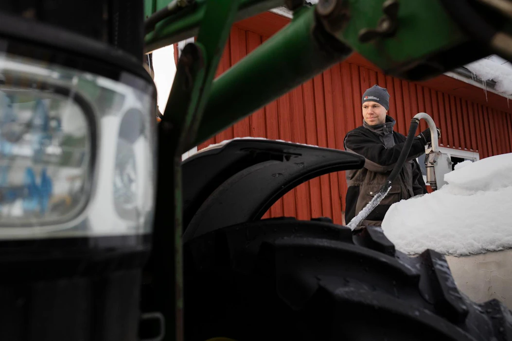 Maanviljelijä Juha Muuronen Haminasta tankkasi keskiviikkona traktoriin kevyttä polttoöljyä, jota hän tilasi lisää Venäjän tunnustettua Donbassin valtiot viime viikolla.