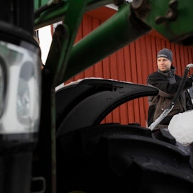 Maanviljelijä Juha Muuronen Haminasta tankkasi keskiviikkona traktoriin kevyttä polttoöljyä, jota hän tilasi lisää Venäjän tunnustettua Donbassin valtiot viime viikolla.