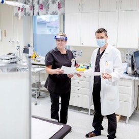 Sairaanhoitaja Sari Rajala ja lääkäri Janne Karri toimivat Pihlajalinnan ja Parkanon yhteisyrityksessä Parkanon terveyskeskuksessa.