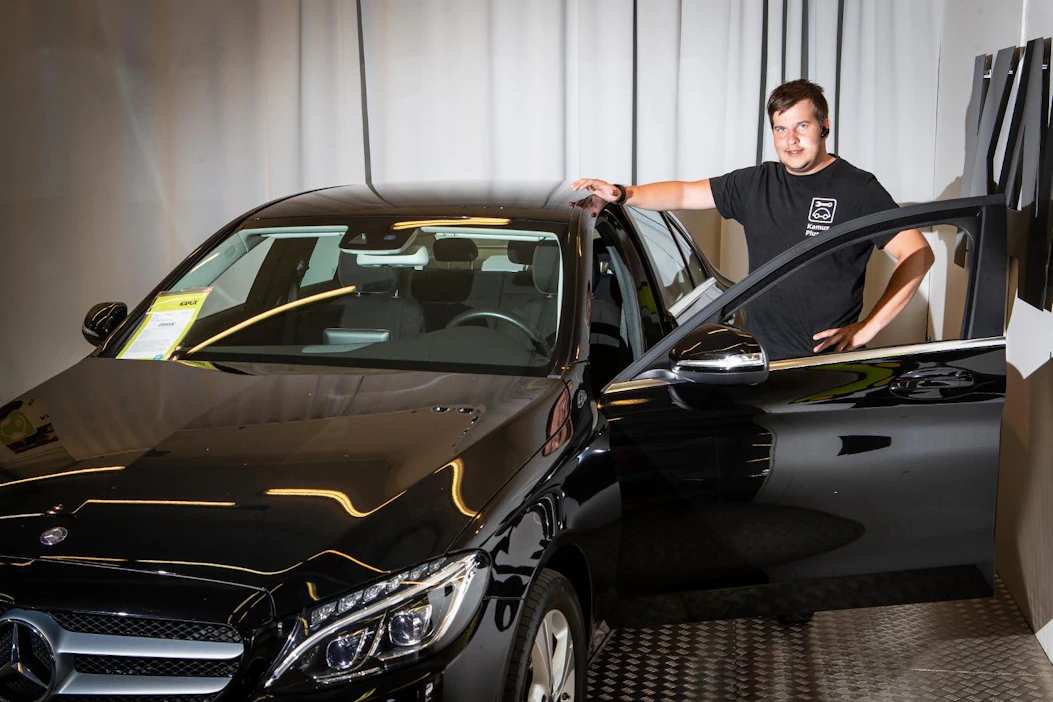 Hyvinkään Kamuxin automyyjä Aleksi Kiviniemi esitteli tiistaina Ruotsista tuotua käytettyä autoa.