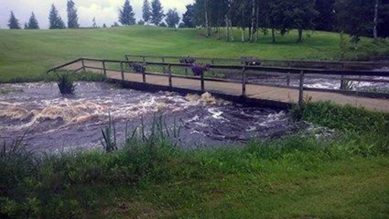 Nurmonjoen vähävetisella osuudella virtaa nyt poikkeuksellisen runsaasti vettä.