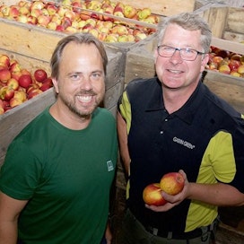 Jan Flemming Jensen (vas.) kertoo, että yritys pystyy lahjoittamaan omenoita, sillä tämän vuoden omenasadosta on tulossa hyvä. Yksi omenoita saaneista on lammaskasvattaja Jörgen Rasmusson.