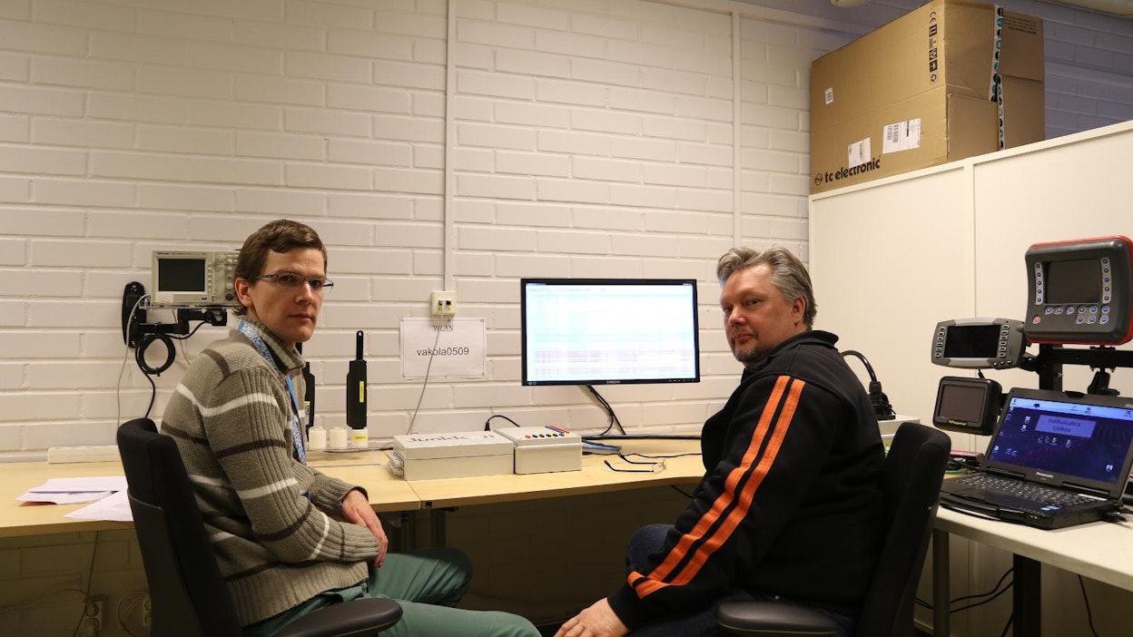 Luken tutkijat Juha Backman (vas.) ja Raimo Linkolehto selvittivät vertailussa olleiden traktoreiden ISOBUS-väylien ominaisuuksia ja väylällä liikkuvia viestejä.