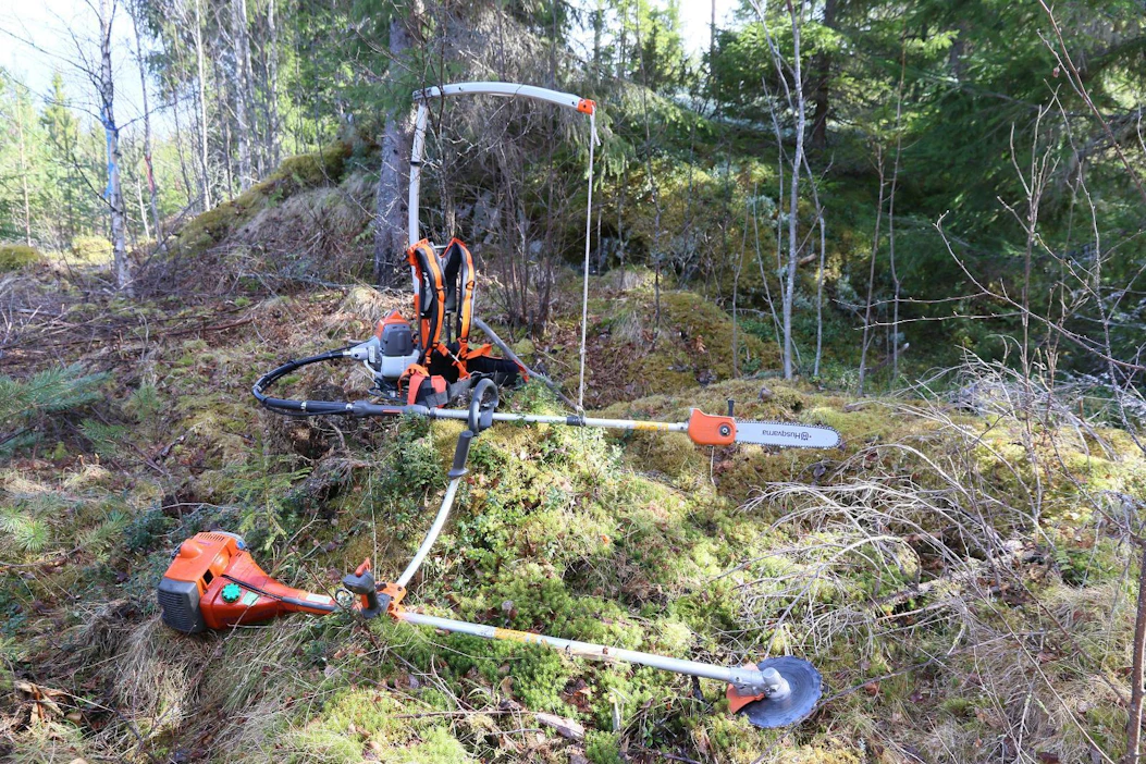 Kokeilussa reikäperkausala käsiteltiin molemmilla kerroilla kyseiseen käyttöön suunnitellulla Husqvarna 535FBx -ketjuraivaussahalla. Tavanomaiset kuviot käsiteltiin Husqvarna 345 FXt -raivaussahalla, jossa oli 225-terävarustus.