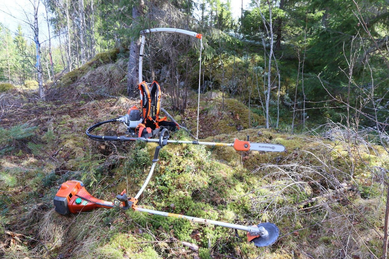 Kokeilussa reikäperkausala käsiteltiin molemmilla kerroilla kyseiseen käyttöön suunnitellulla Husqvarna 535FBx -ketjuraivaussahalla. Tavanomaiset kuviot käsiteltiin Husqvarna 345 FXt -raivaussahalla, jossa oli 225-terävarustus.