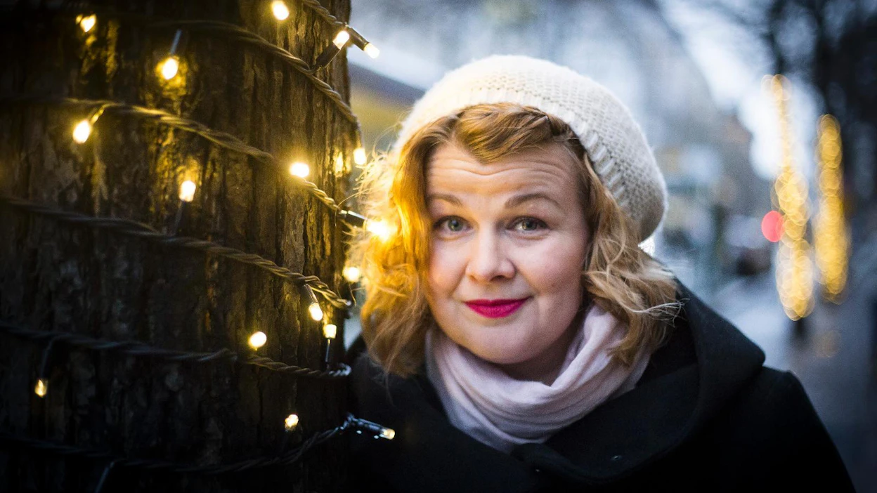 Äidin liiallinen juominen teki Ani Kellomäen lapsuudesta ja nuoruudesta raskasta aikaa, mutta mahtui siihen hyviäkin hetkiä. Kellomäki haluaakin kertoa lapsilleen, että hänen äitinsä oli myös rakas ja hyvä. Kokonaiskuvan unohtaminen olisi epäreilua ja raskasta.