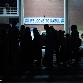 Afganistanissa ihmisiä on yrittänyt päästä pois maasta Kabulin lentokentän kautta. Lentokentälle tehtiin isku torstaina. LEHTIKUVA / AFP