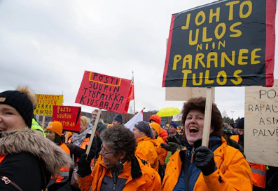 Elinkeinoelämän keskusliitto on huolissaan Postin työriitaan liittyvistä tukilakosta ja niiden laajentumisesta. Kuva postilakkoon liittyvästä mielenosoituksesta.