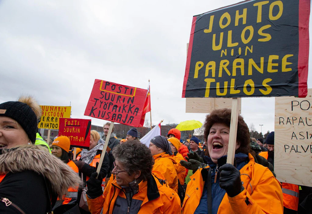 Elinkeinoelämän keskusliitto on huolissaan Postin työriitaan liittyvistä tukilakosta ja niiden laajentumisesta. Kuva postilakkoon liittyvästä mielenosoituksesta.