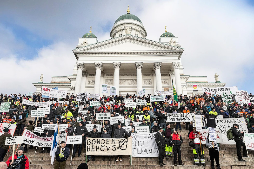 Viljelijät osoittivat mieltä maaliskuussa 2016 tukimaksujen viivästymisen sekä heikkojen tuottajahintojen takia. Maatalouspolitiikalla viljelijän markkina-asemaa ei voida juurikaan parantaa.