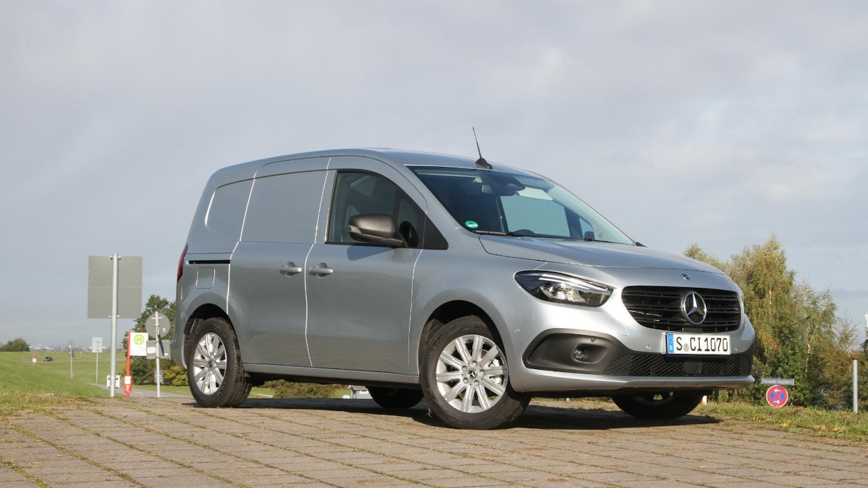 Citan pohjautuu, kuten edeltäjänsäkin, Renault Kangooseen. Nyt suunnittelussa ja toteutuksessa on vahvempi Daimelrin kädenjälki, mikä näkyy etenkin muotoilussa ja ohjaamossa. Myös tekniikasta löytyy eroavaisuuksia.