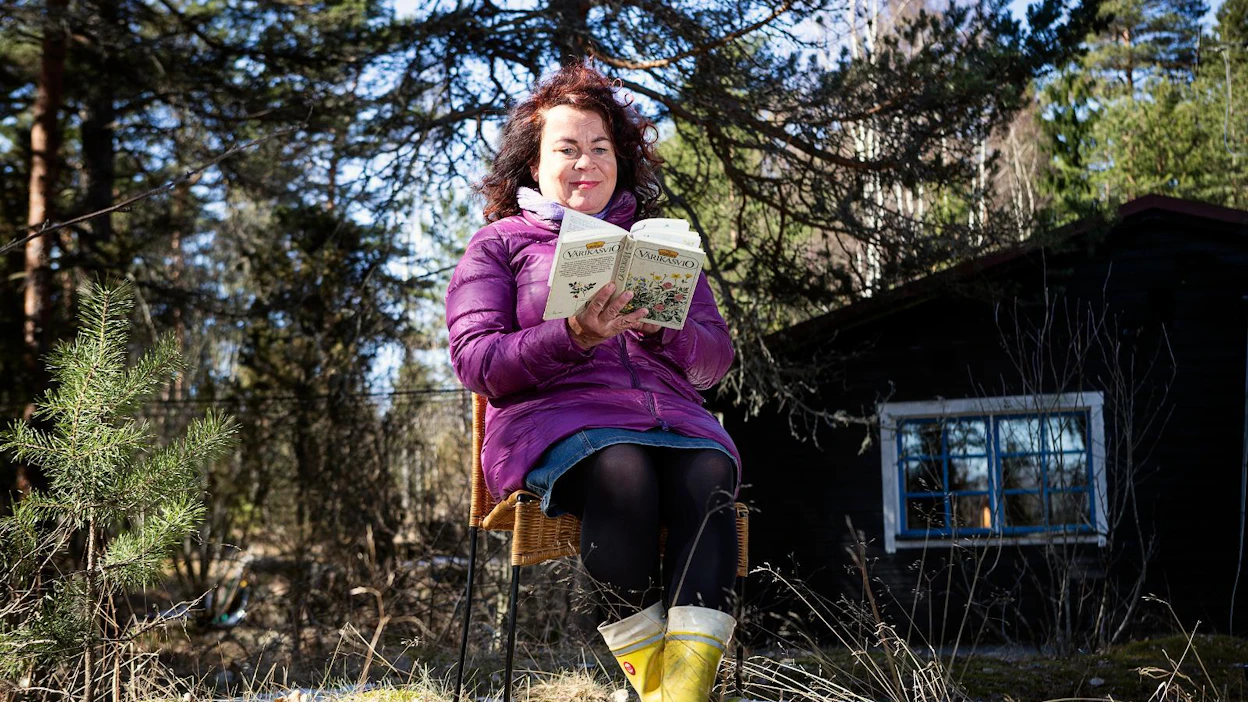 Leena Lehtolainen varttui Outokummussa, mutta nykyään hän asuu luonnon keskellä Inkoon Degerbyn kylässä.