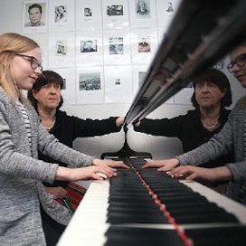 12-vuotias Liisa Turkkila on soittanut pianoa ekaluokkalaisesta asti ja nauttii.  ”Tykkään musiikista muutenkin. Pianonsoitossa on hauskaa, kun huomaa, että edistyy ja oppii uutta. Ihanaa, kun saa vaan soittaa.”  Jaakko Kilpiäinen