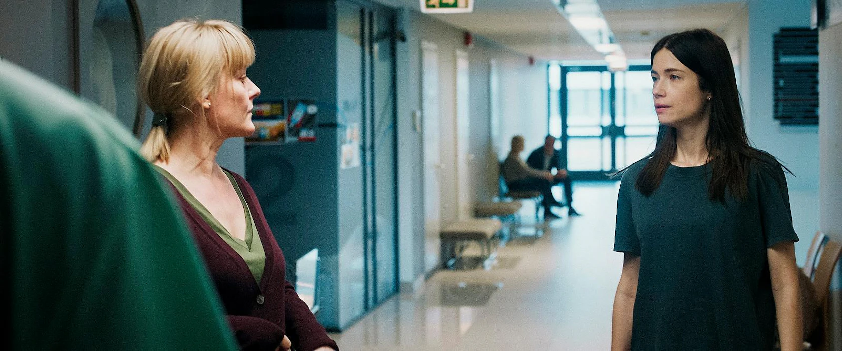 Yle TV1:llä 9.1. alkavan Mieheni vaimo -sarjan kuvauksia Virossa siirrettiin osin Suomeen koronan takia. Sarjan päähenkilöt Evelin (Sara Soulié) ja Katri (Pirjo Lonka) ovat tietämättään jakaneet saman miehen.