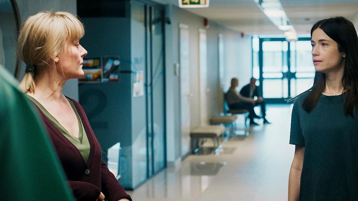 Yle TV1:llä 9.1. alkavan Mieheni vaimo -sarjan kuvauksia Virossa siirrettiin osin Suomeen koronan takia. Sarjan päähenkilöt Evelin (Sara Soulié) ja Katri (Pirjo Lonka) ovat tietämättään jakaneet saman miehen.