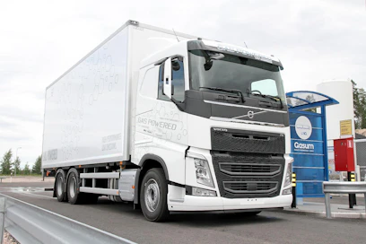 Uusien Volvo FH LNG -kuorma-autojen ajosta syntyvät hiilidioksidipäästöt ovat vähintään 20 prosenttia pienemmät kuin fossiilisten polttoaineiden käytöstä aiheutuvat.