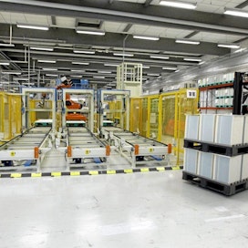 Tetra Pak pakkausmateriaalitehdas, trukki, tehdas,
pakkausmateriaali, kartonki, tulee Stora Enson Imatran tehtailta.