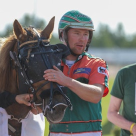 Antti Tupamäki omisti Hetviinan voiton isälleen Risto Tupamäelle, joka valmensi aiemmin tammaa.