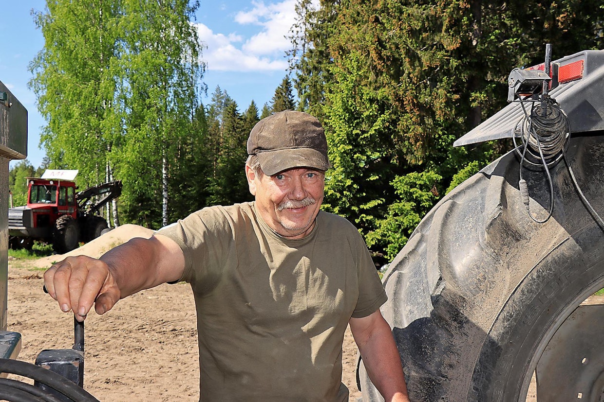 Veikko Kinnunen on tehnyt useita maatilan elämää helpottavia keksintöjä kuivuriin kiinnitettävästä rikkaseulasta automaattiseen tukijalkaan.