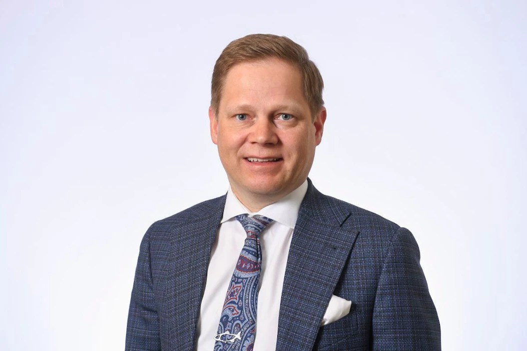 Keskustan kansanedustaja Markus Lohi johtaa neuvotteluissa Turvallinen ja oikeudenmukainen Suomi-pöytää.