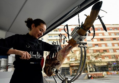 Raquel Acosta on cortadora eli naispuolinen kinkunleikkaaja ja eräänlainen tienraivaaja.