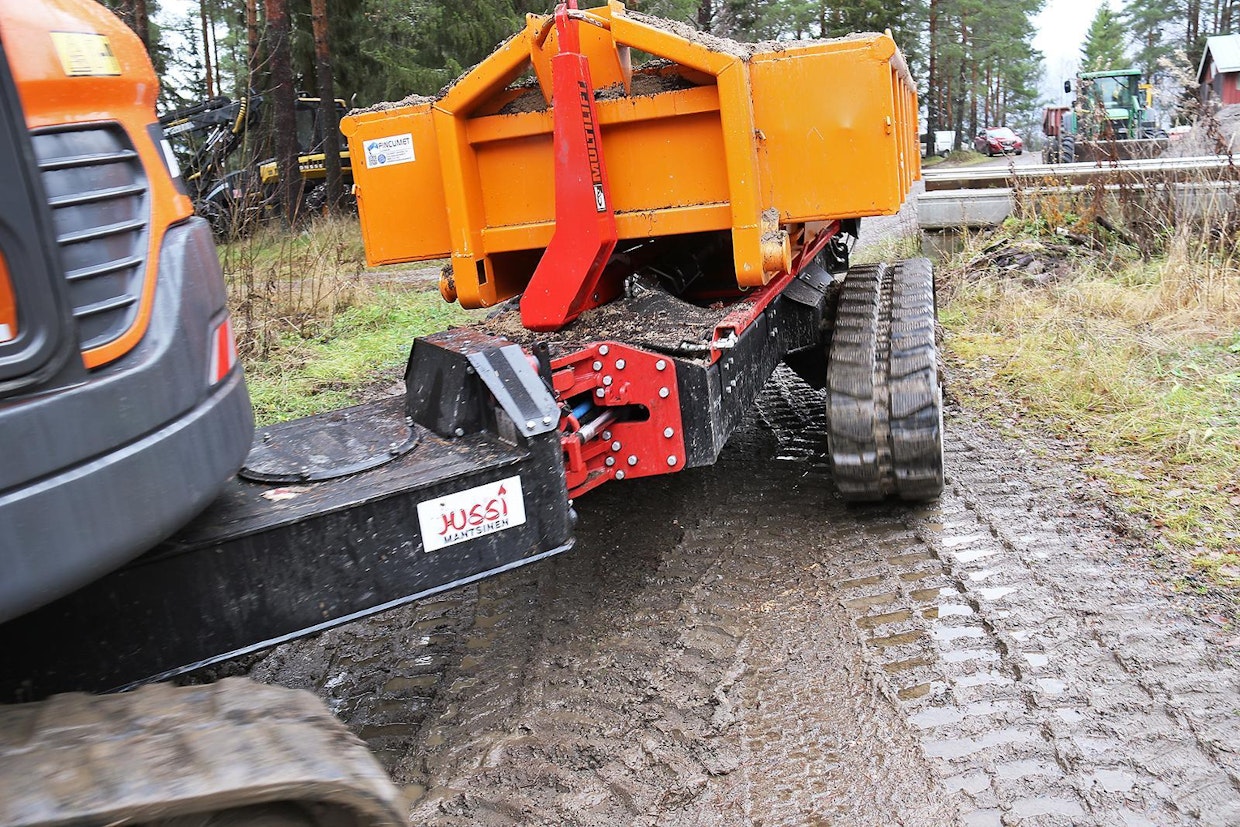 Runkonivelen kääntökulma on 42 astetta. Lisäksi nivel kiertyy 10 astetta puolelleen. Kaivutilanteessa sylinterit jäykistävät nivelen paikalleen.