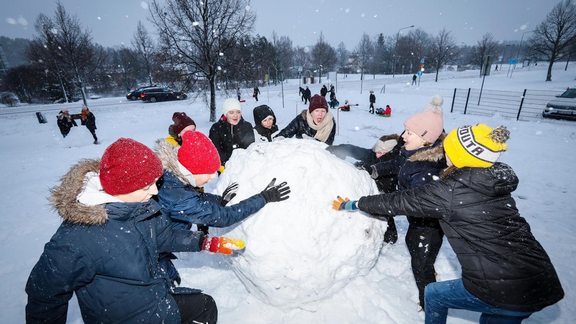 Valkeavuoren koulukeskuksen 6B -luokka teki jättilumipallon välitunnilla.