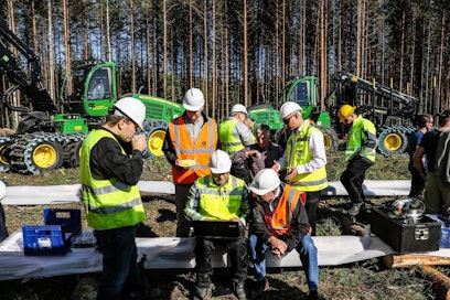 Deere &amp; Companyn pääjohtajan Samuel R. Allenin Joensuun-vierailu osui aurinkoiseen syyspäivään, jolloin väki todella viihtyi ulkosalla.
