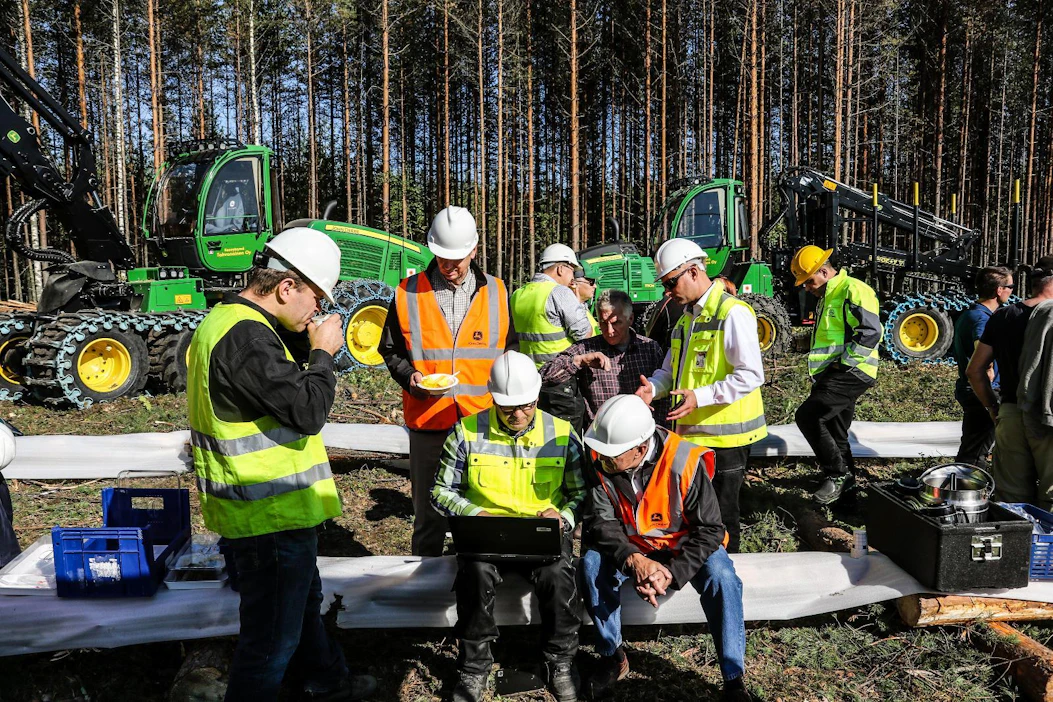 Deere & Companyn pääjohtajan Samuel R. Allenin Joensuun-vierailu osui aurinkoiseen syyspäivään, jolloin väki todella viihtyi ulkosalla.