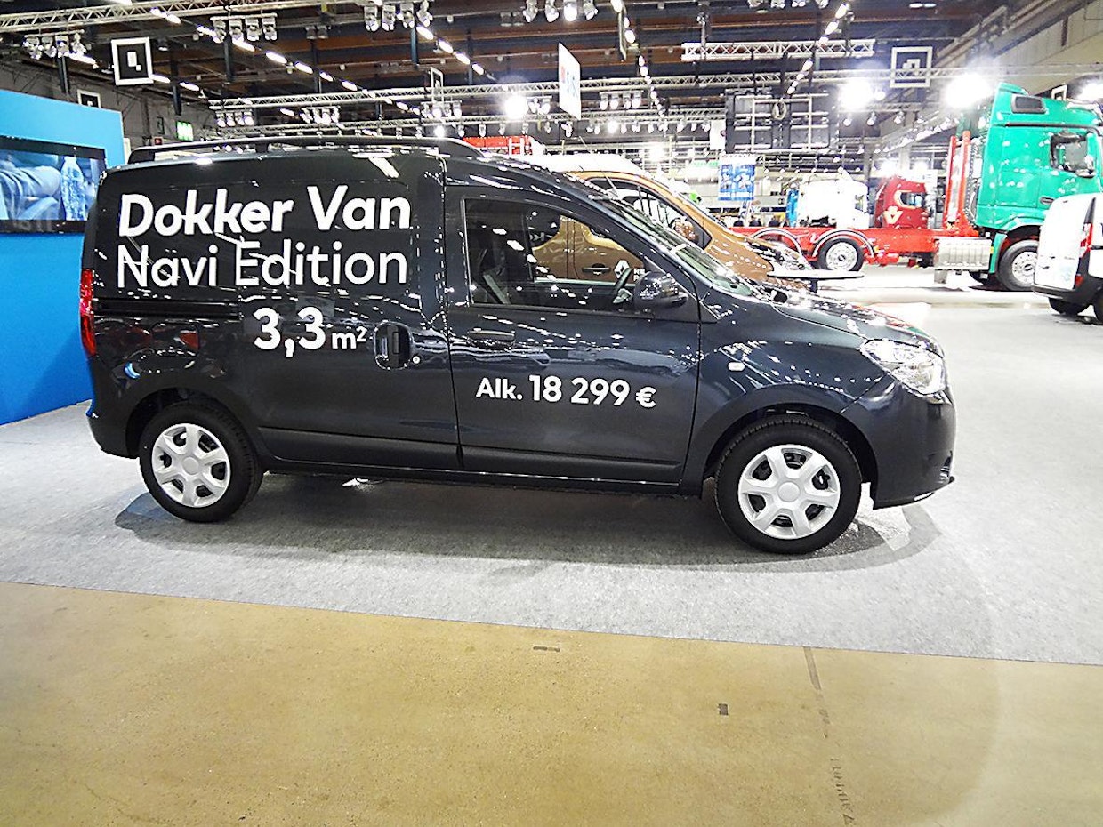 Dacia Dokker Vanista tarjottiin Navi Edition -varustelupaketilla höystettyä versiota. Dokkerin taloudellisin moottori on 90 hv:n 1.5 dCi -diesel. Yhdistetty kulutus tämän koneen kanssa on 4,1 litraa ja CO2-päästöt 108 g/km, mistä seuraa alhainen käyttömaksu. Dokkerin alkaenhinta on noin 18 300 (sis. toimitusmaksu 600 euroa), mutta kuvan yksilössä varusteet lihottavat hintalappua lähes 20 000 euroon. (JL/TR)