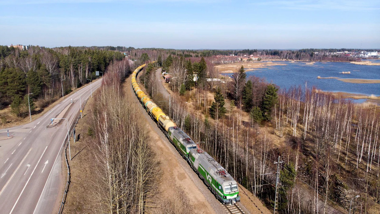 Ennätyksellisen tavarajunan pituus on 830 metriä ja paino kuormassa 6 000 tonnia. Kokonaisuutta vetää kaksi Vectron-sähköveturia.