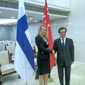 Ulkomaankauppaministeri Lenita Toivakka (kok.) ja Kiinan kauppaministeri Gao Hucheng tapasivat Pekingissä tiistaina.