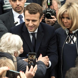 Tulosennusteen mukaan Macron on saamassa noin 66 prosenttia äänistä. LEHTIKUVA/AFP
