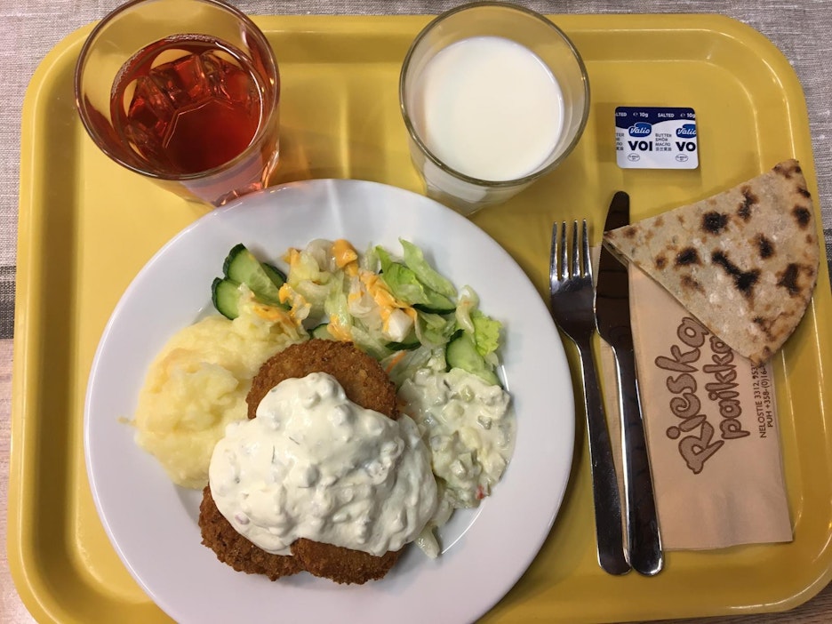 Lohipihvi bearnaise-kastikkeella oli hyvää mutta ei paikan parhaimmistoa.