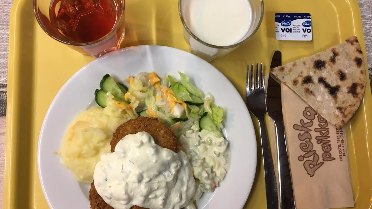 Lohipihvi bearnaise-kastikkeella oli hyvää mutta ei paikan parhaimmistoa.