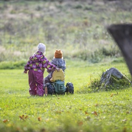 Luonnolle altistuminen tekee hyvää lasten vastustuskyvylle, kirjoittaja muistuttaa.