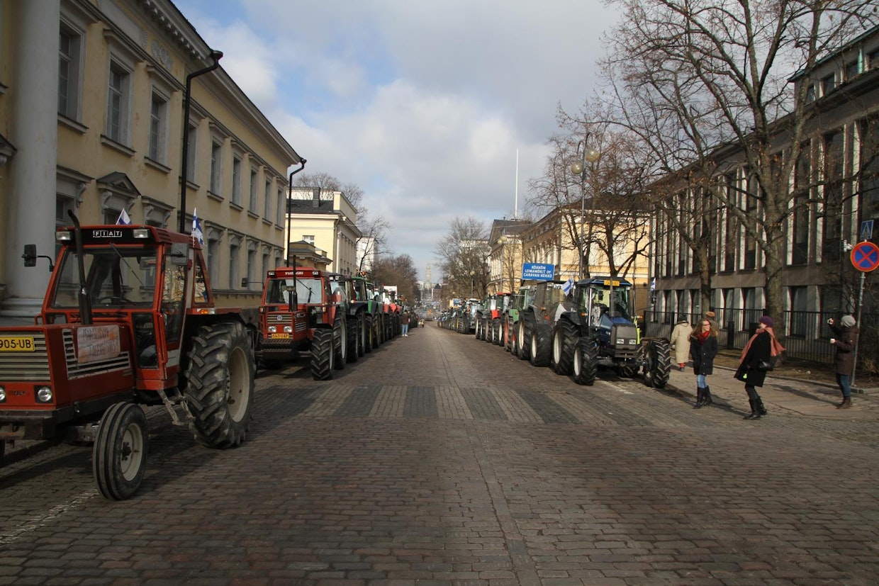 MTK:n järjestämän traktorimarssin koneita Helsingin keskustassa keväällä 2016.