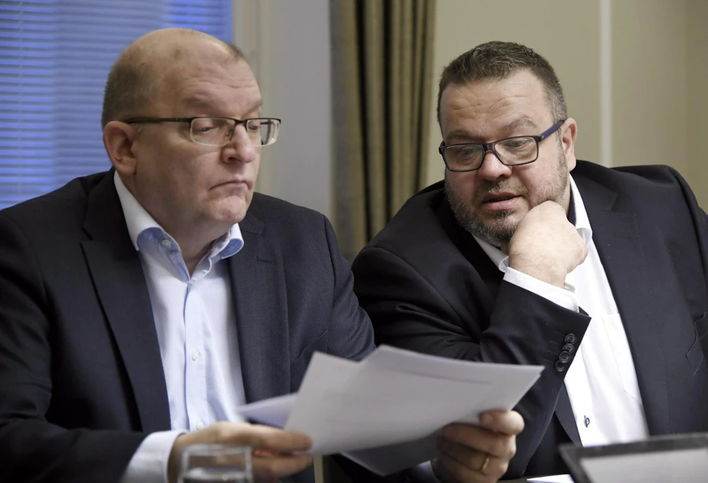 Teollisuusliiton puheenjohtaja Riku Aalto (vas.) ja Teollisuusliiton kemian sektorin johtaja Toni Laiho valtakunnansovittelijan toimistolla.