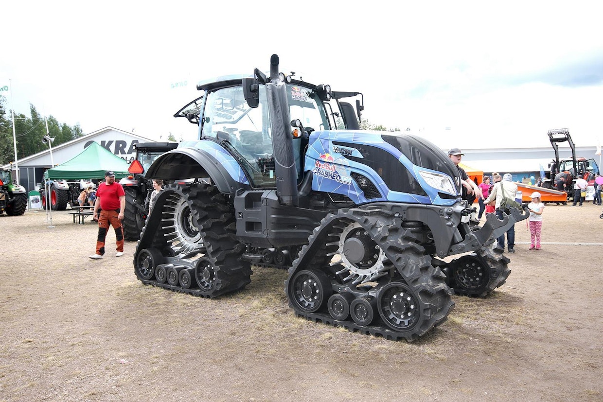 Valtran osastolla kiinnostusta herätti teloilla varustettu T234-traktori. (TV)