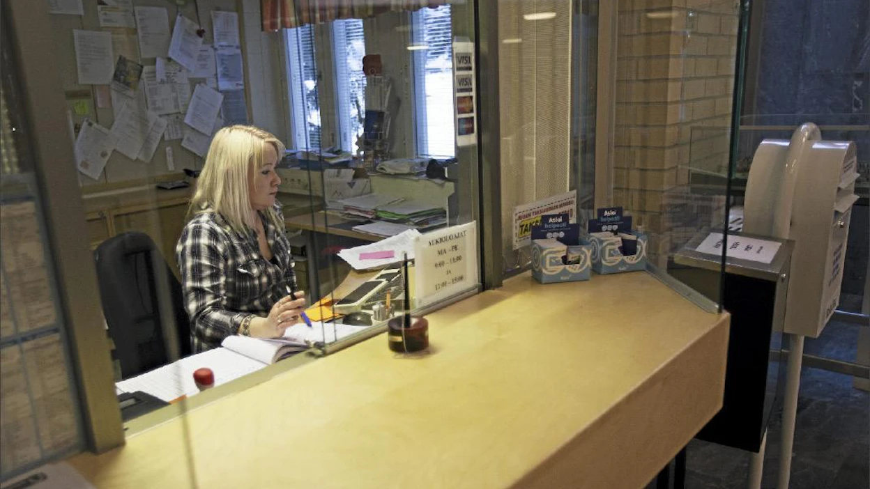 Palveluneuvoja Satu Nevalainen työskentelee yhteispalvelupisteessä Juuassa. Jaakko Kilpiäinen
