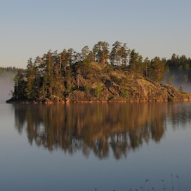 Paratiisisaaren hiekkarannat vaihtuvat suomalaisiin järvimaisemiin. Kuvituskuva.